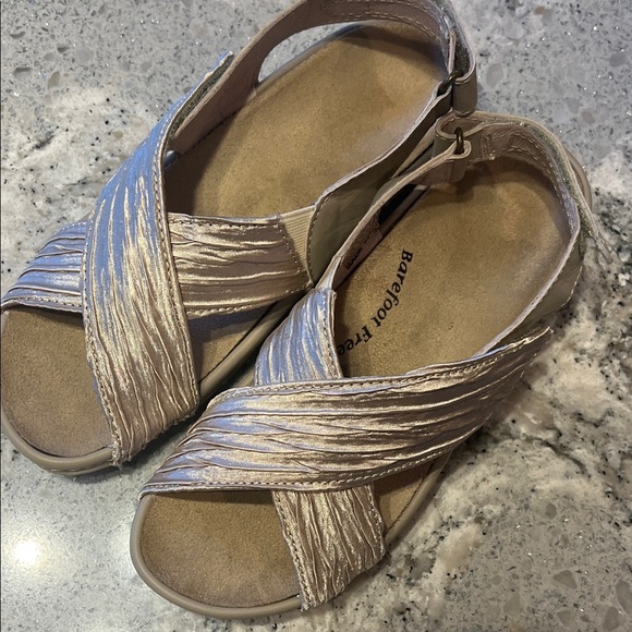Baretraps NWOB BareTraps Textured Gold Metallic Sandals Size 6 - Picture 7 of 8